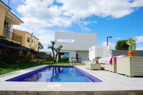 Stunning villa with private pool, solarium and only 350m from the beach